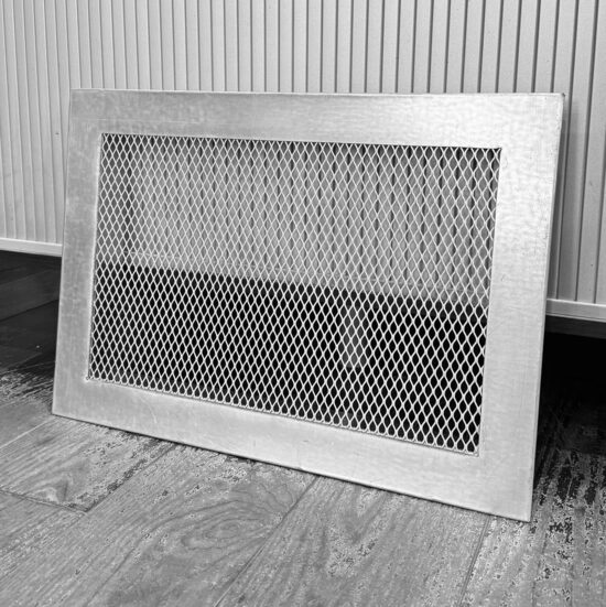 Ventilācijas reste ar iestrādātu romba sietu (500x260 mm / 490x340 mm), skārda